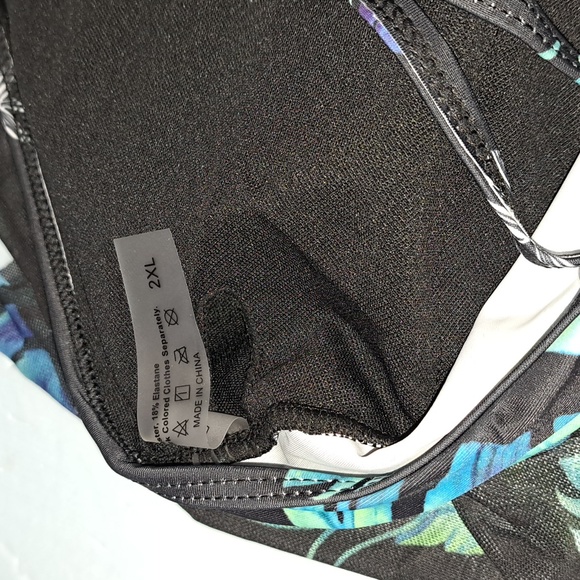 2XL ruffled mesh overlay one piece. NWT. Black green & blue. - Picture 4 of 7